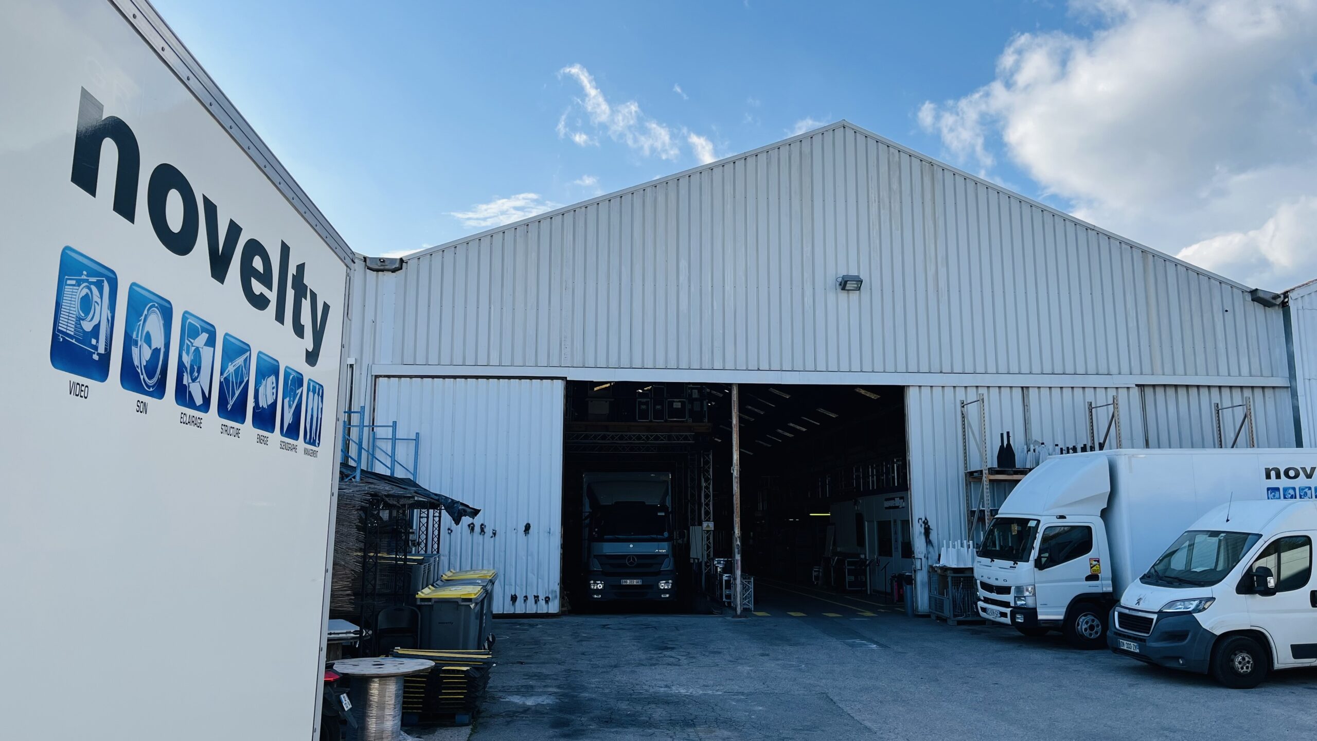 Alternative text - Dépôt de Novelty Azur avec des camions