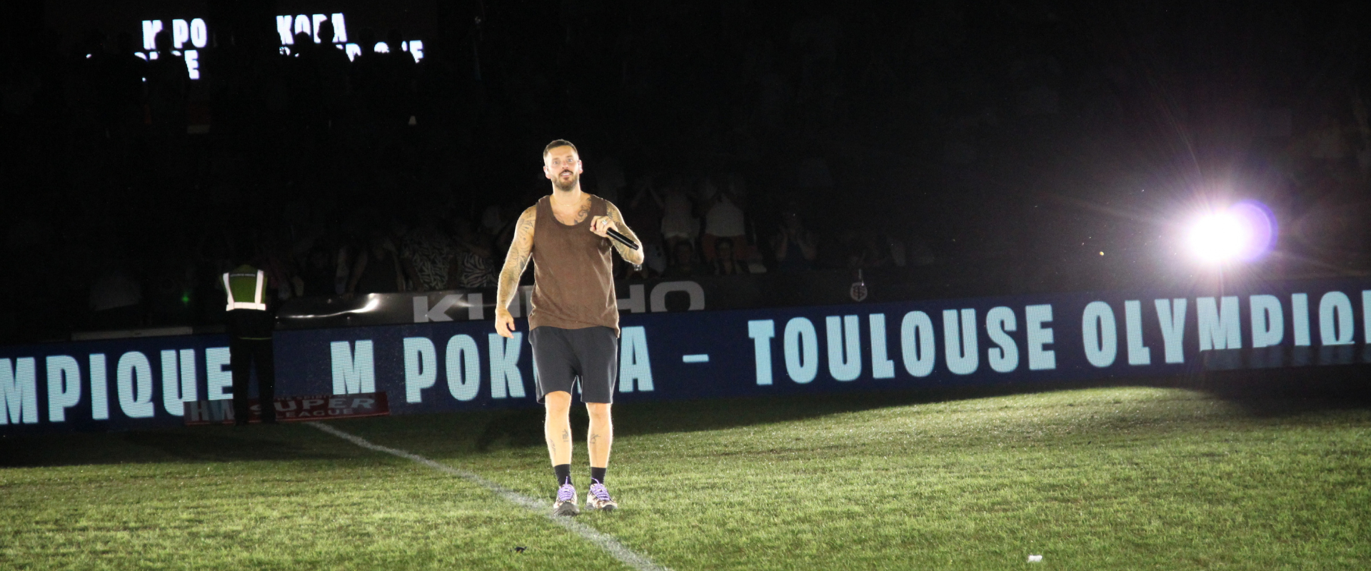 Alternative text - Showcase de M. Pokora au stade Ernest-Wallon