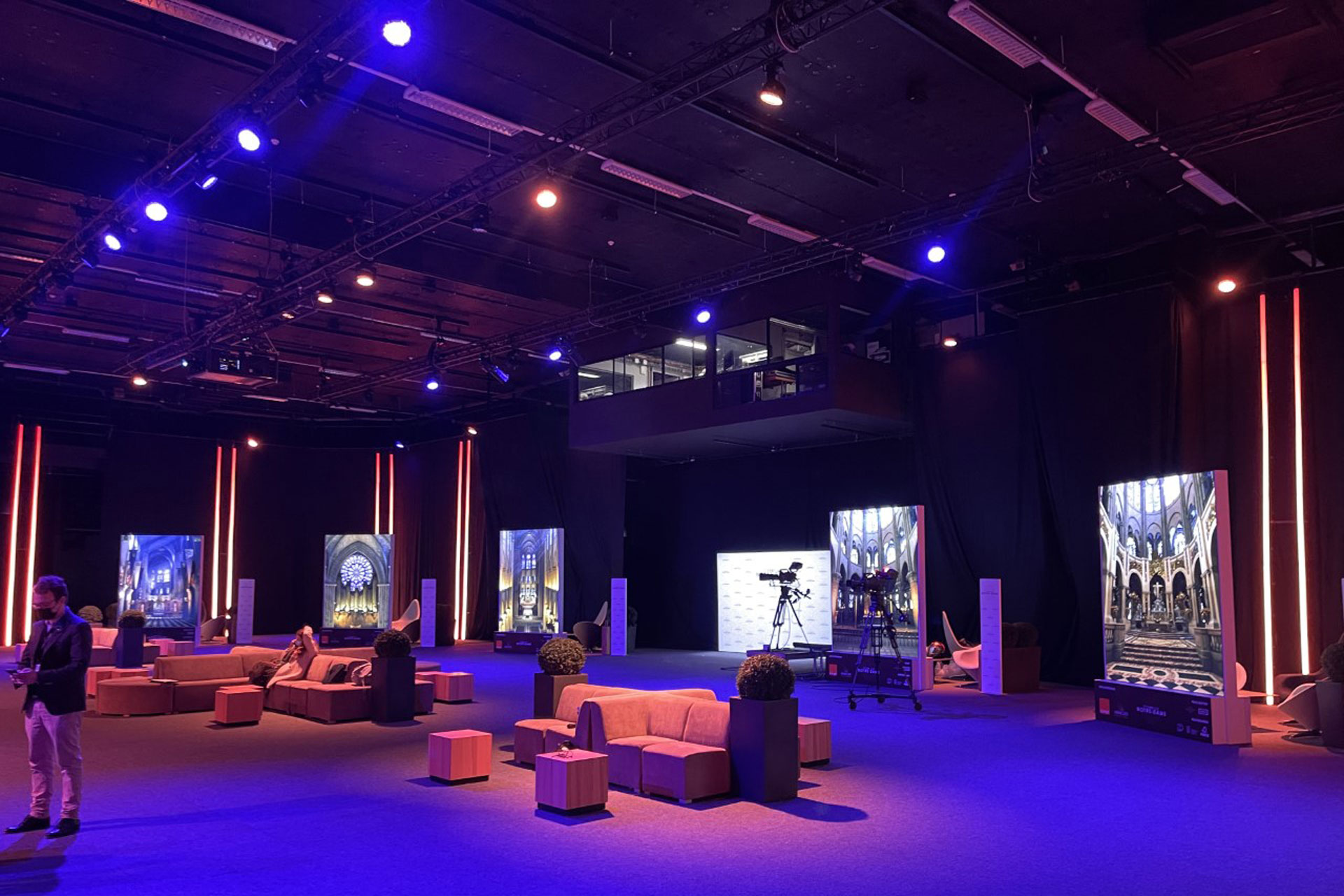 Alternative text - Éternelle Notre-Dame avec Novelty