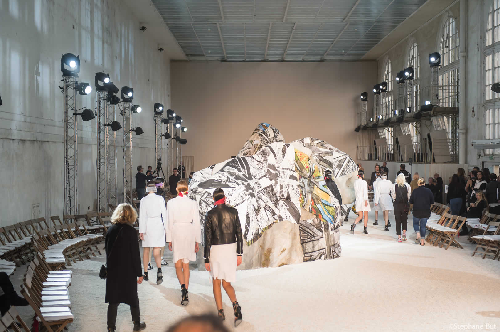 Alternative text - Défilé Alexander McQueen | Fashion Week Paris | Septembre 2018