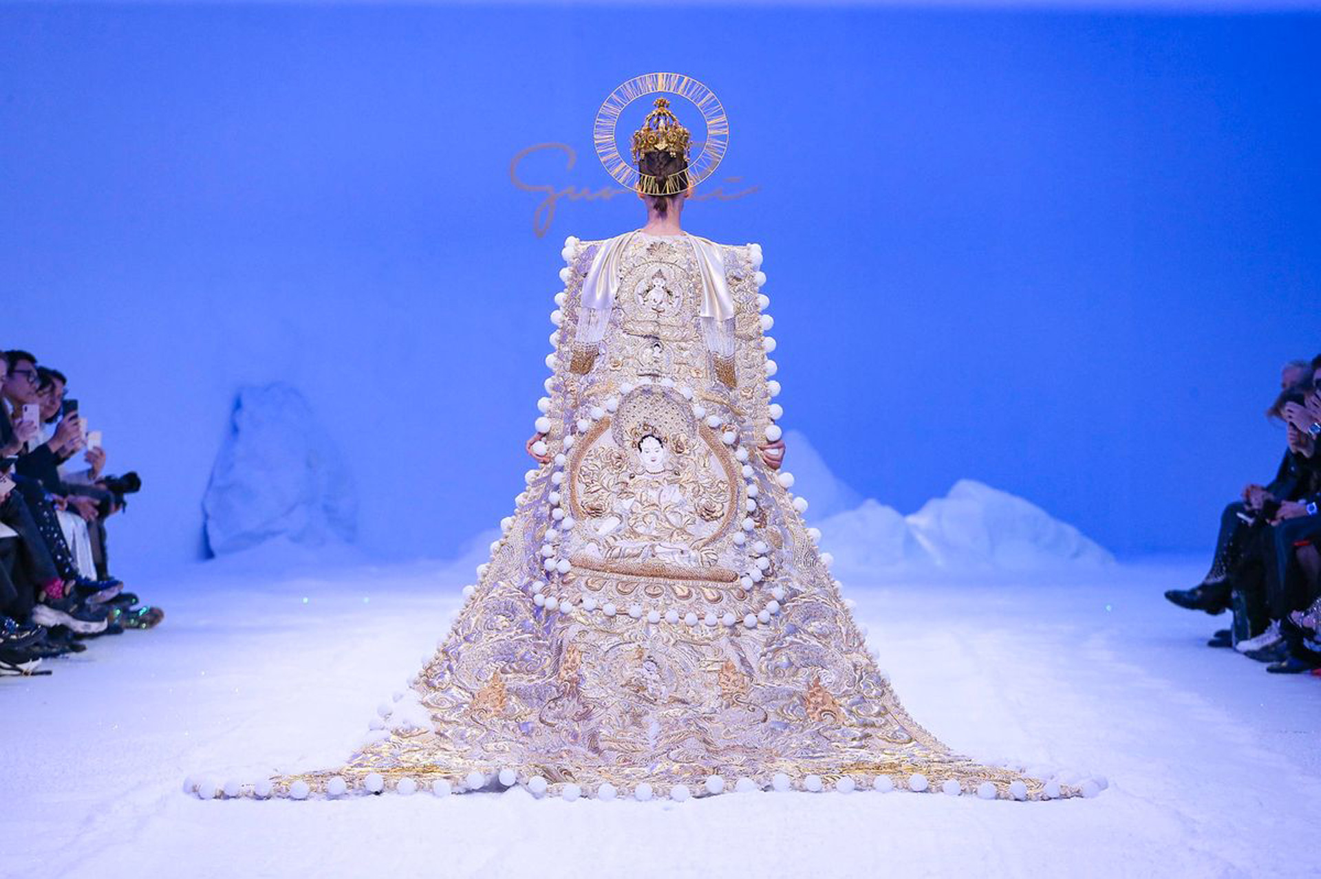 Alternative text - Défilé Guo Pei | Fashion Week Paris | Janvier 2020