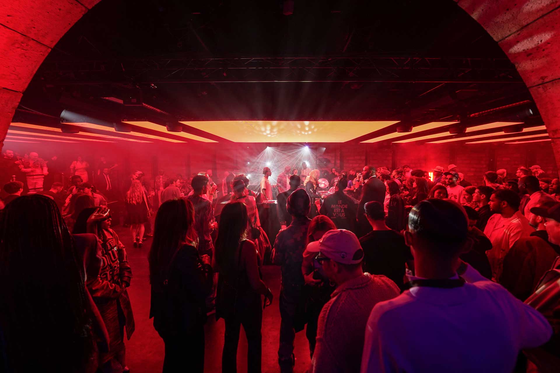 Alternative text - After Show Louis Vuitton au Bridge