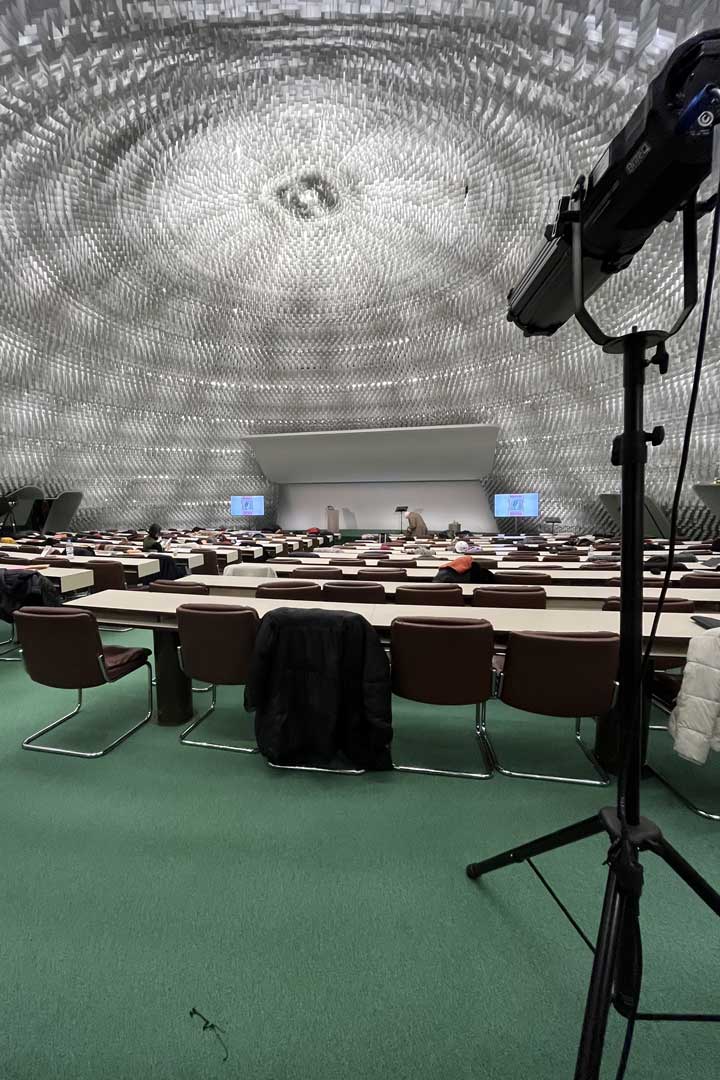 Alternative text - Interprétation simultanée d’une conférence à l’espace Niemeyer