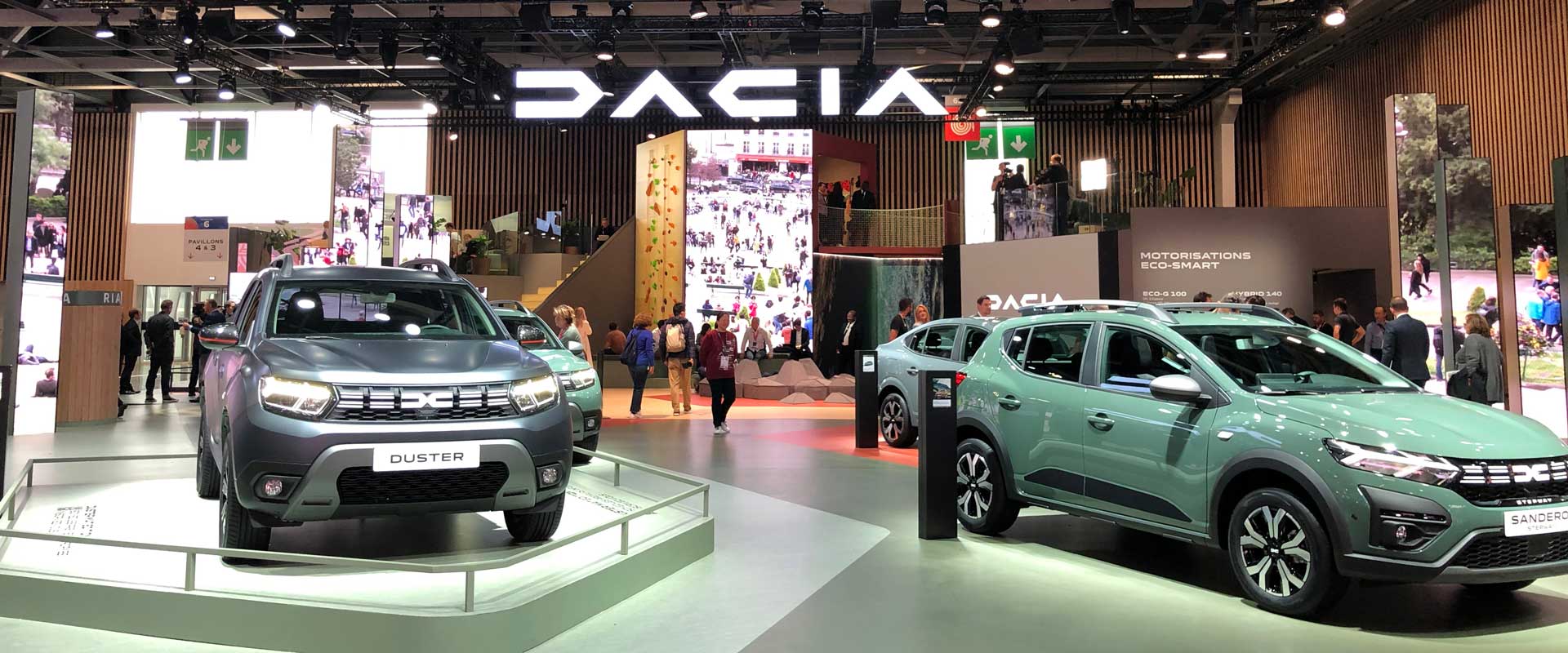 Alternative text - Novelty sur le stand DACIA au Mondial de l’Automobile