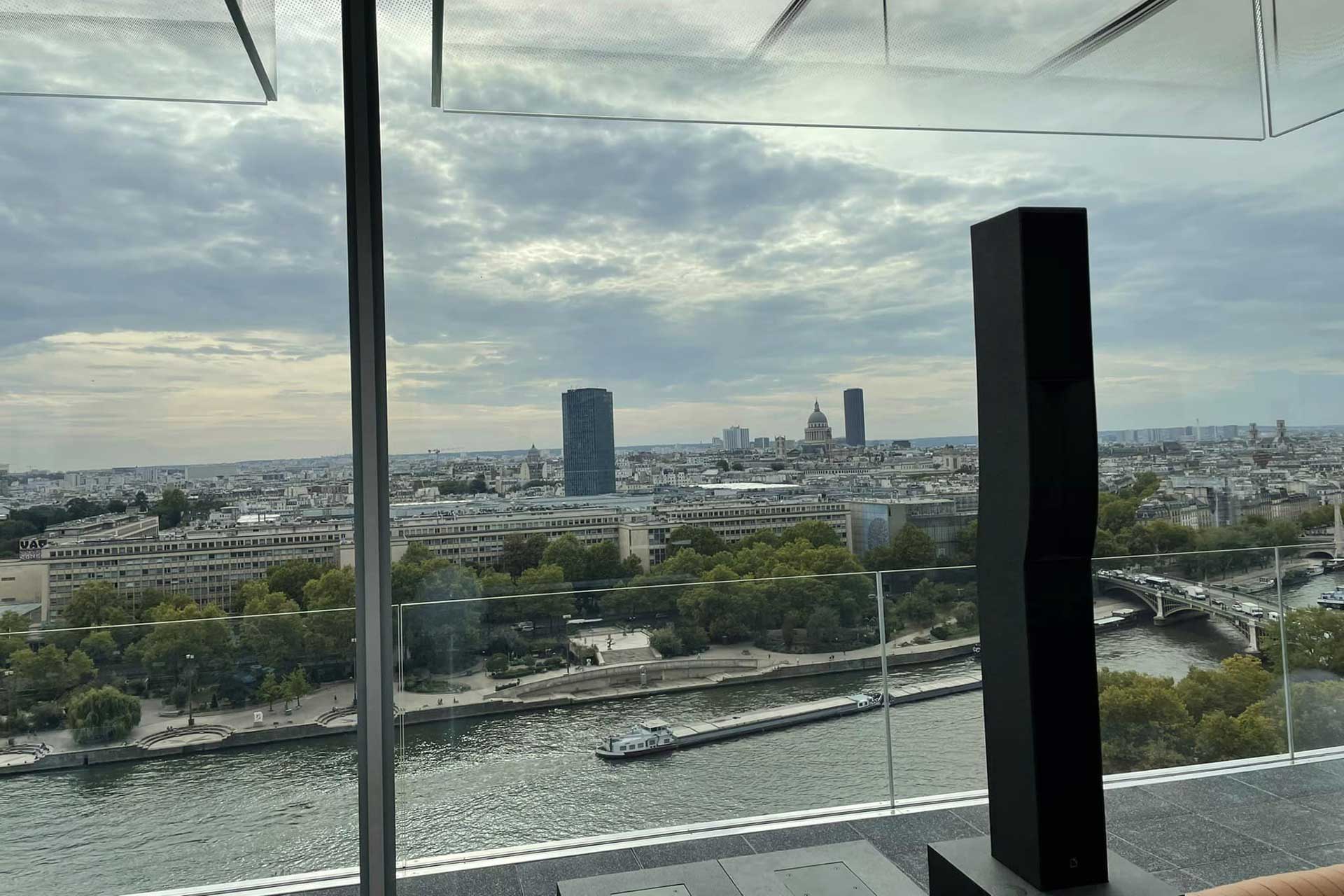 Alternative text - Novelty Paris équipe le club de l’hôtel SO/ Paris